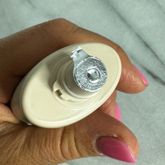 NEW DOLL 10 DEEP- DOLL VAULT HYDRAGEL FOUNDATION - Picture 5 of 5